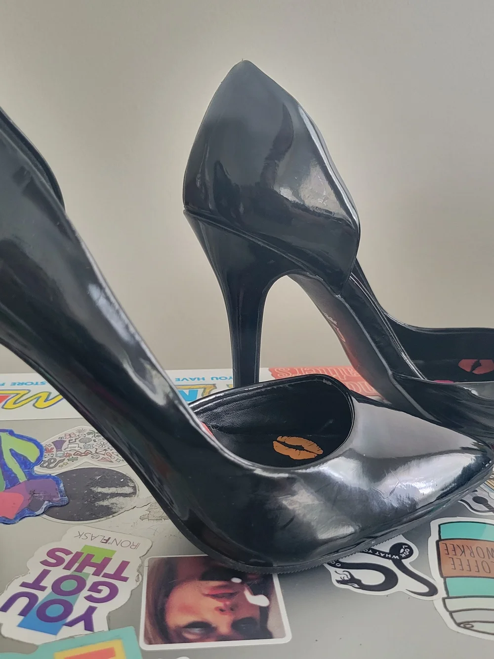 Juicy Couture Black Patent Pointed Toe Heels with Lip-Print Insole Sz 8